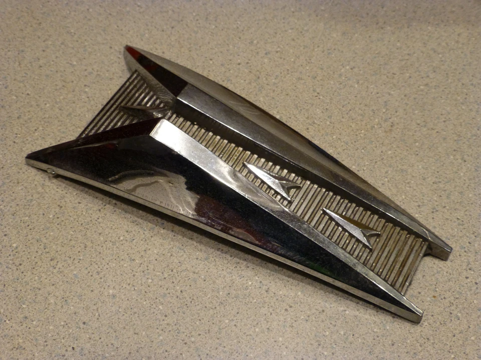 Dodge Seneca Pioneer 1960 capó de dardos rejilla emblema insignia adorno 1903477 Foto 2 de 4