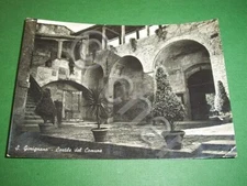 Cartolina S. Gimignano - Cortile del Comune 1954.