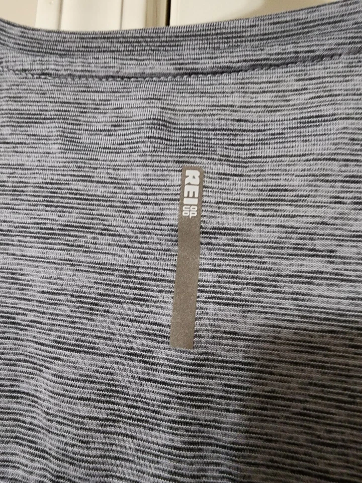 Camisa de manga corta REI CO Op Performance gris/blanco mediano para mujer Foto 3 de 4