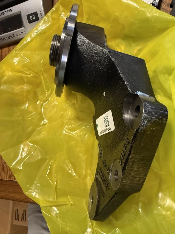 Soporte de puntal del ventilador de refrigeración del motor Mopar 68444245AA para 2019 2024 Ram 2500/3500 Foto 4 de 4