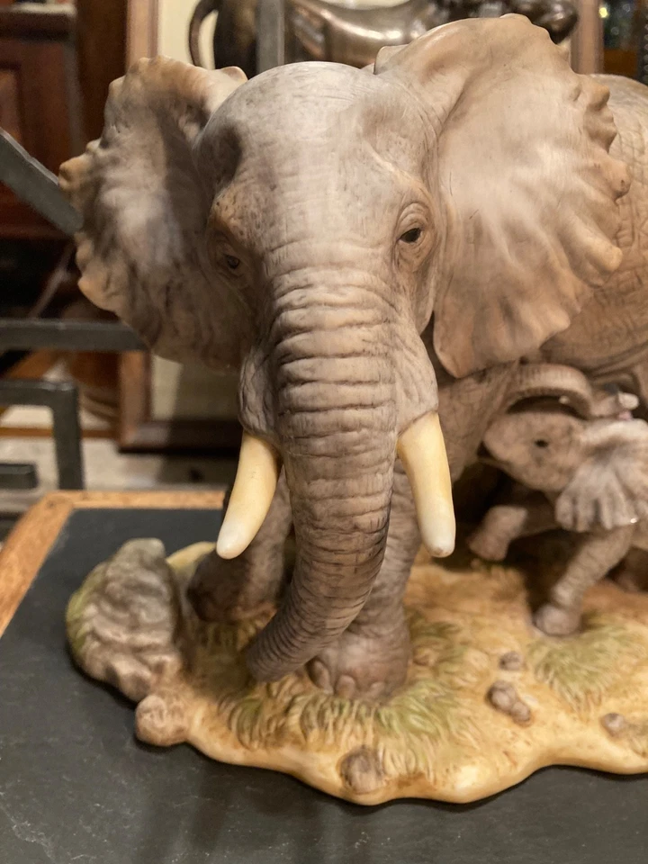 INTERIORES DEL HOGAR INSTINTOS PROTECTORES OBRA MAESTRA PORCELANA MADRE Y BEBÉ ELEFANTE Foto 2 de 4