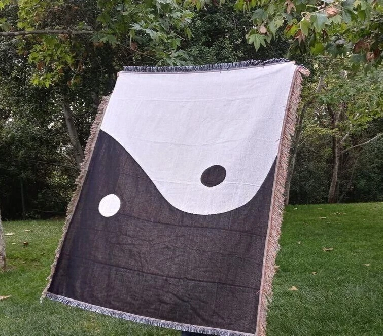 Manta tapiz tejida Yin Yang con flecos coloridos Foto 2 de 3