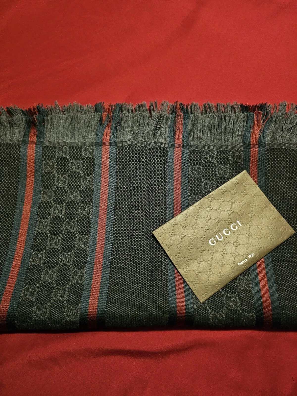 Écharpe homme Gucci GG 80 % laine et 20 % soie authentique 15x72. Excellent.