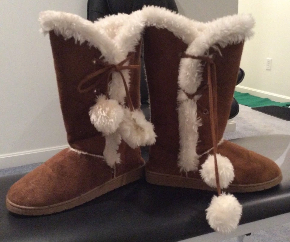 Botas altas Dawg Chocolate Pom-Pom. Nuevo. talla 5 Foto 2 de 4