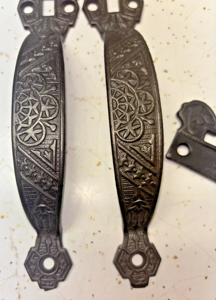 Conjunto antigo restaurado de trava/maçaneta de porta estilo Eastlake - Imagem 3 de 4