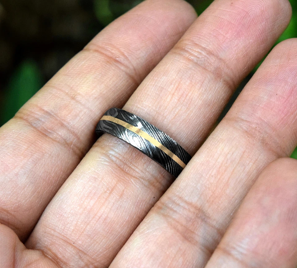 Anillo de compromiso personalizado con incrustación de latón dorado de 4 mm para hombre banda de madera Foto 4 de 4