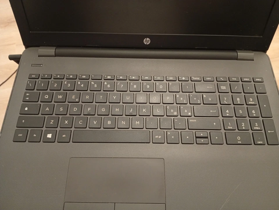 HP 255 G6 15,6" (8 GB RAM, AMD E2-9000e, 2,0GHz, 120 GB SSD) - Immagine 2 di 4