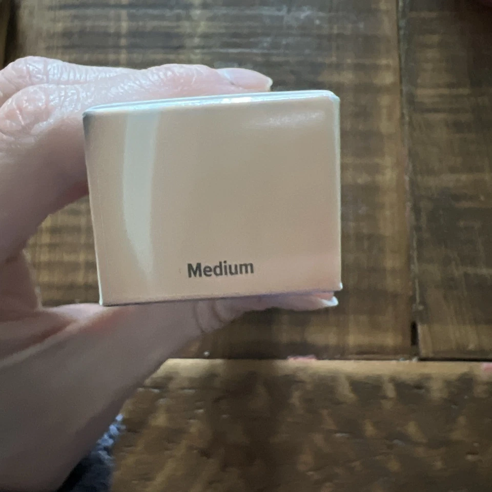 It Cosmetics 2523626 Bye Bye Foundation 1 Oz Moisturizer - Medium NEW - Image 2 of 3