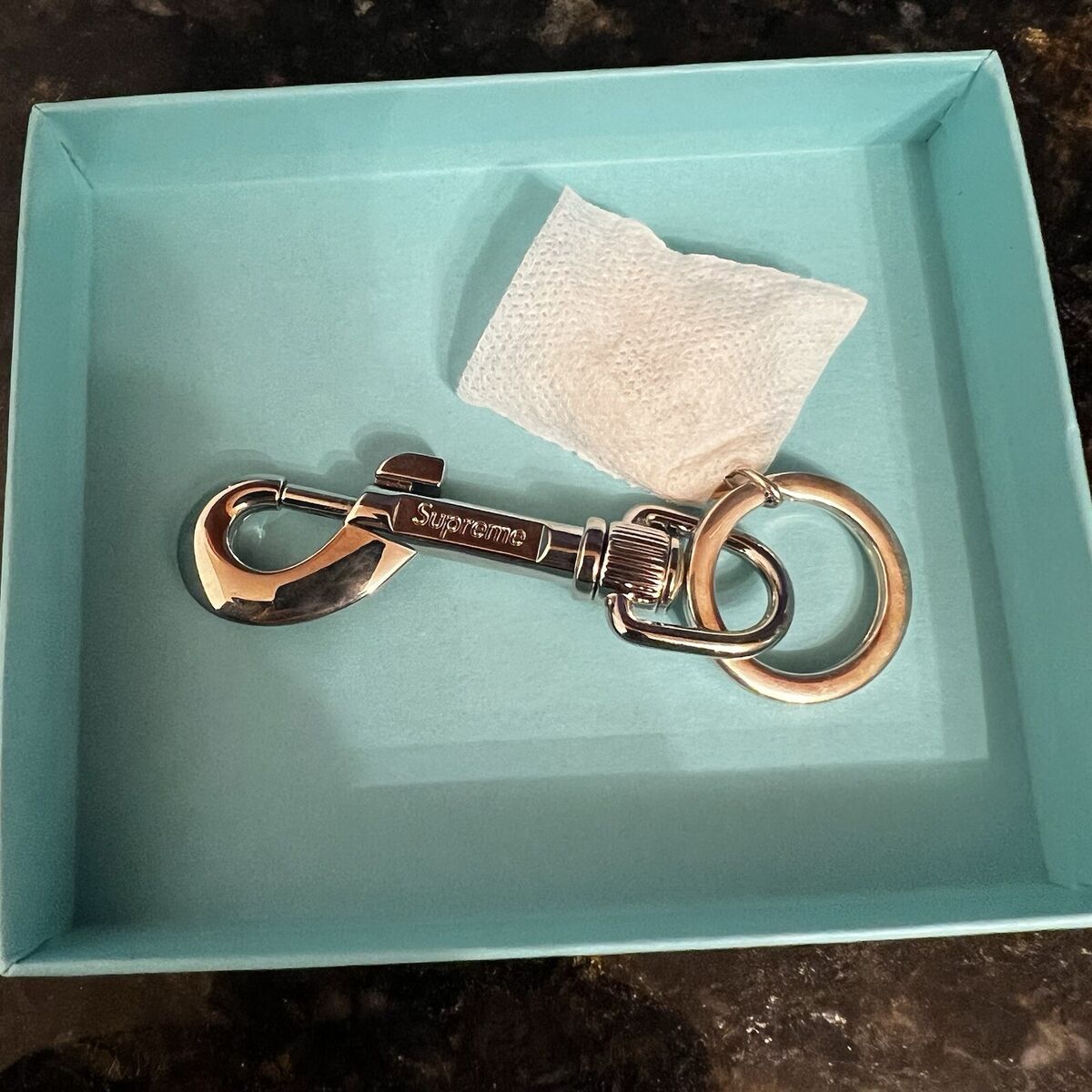 SUPREME x Tiffany and Co. Return to Tiffany Oval Tag Keyring SUPREME x Tiffany and Co. Return to Tiffany Oval Tag Keyring
