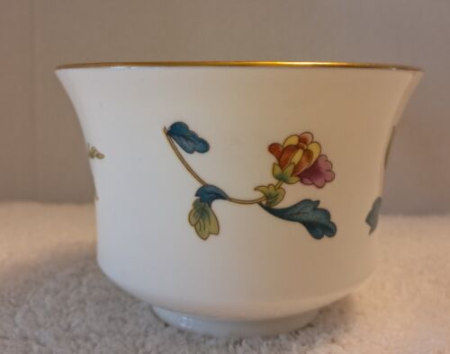 Wedgwood Chinese Flowers Tea Cup White with Burgundy Flowers Gold Rim and Handle - Picture 2 of 7