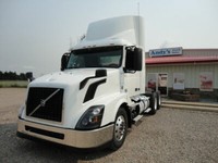 2015 VOLVO VNL64T300 DAY CAB #1578