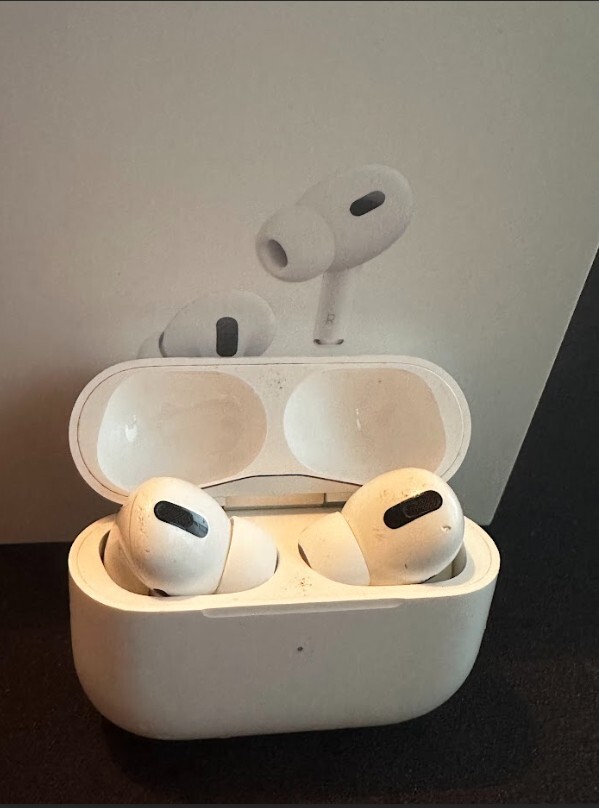 Apple AirPods Pro with MagSafe Wireless Charging Case