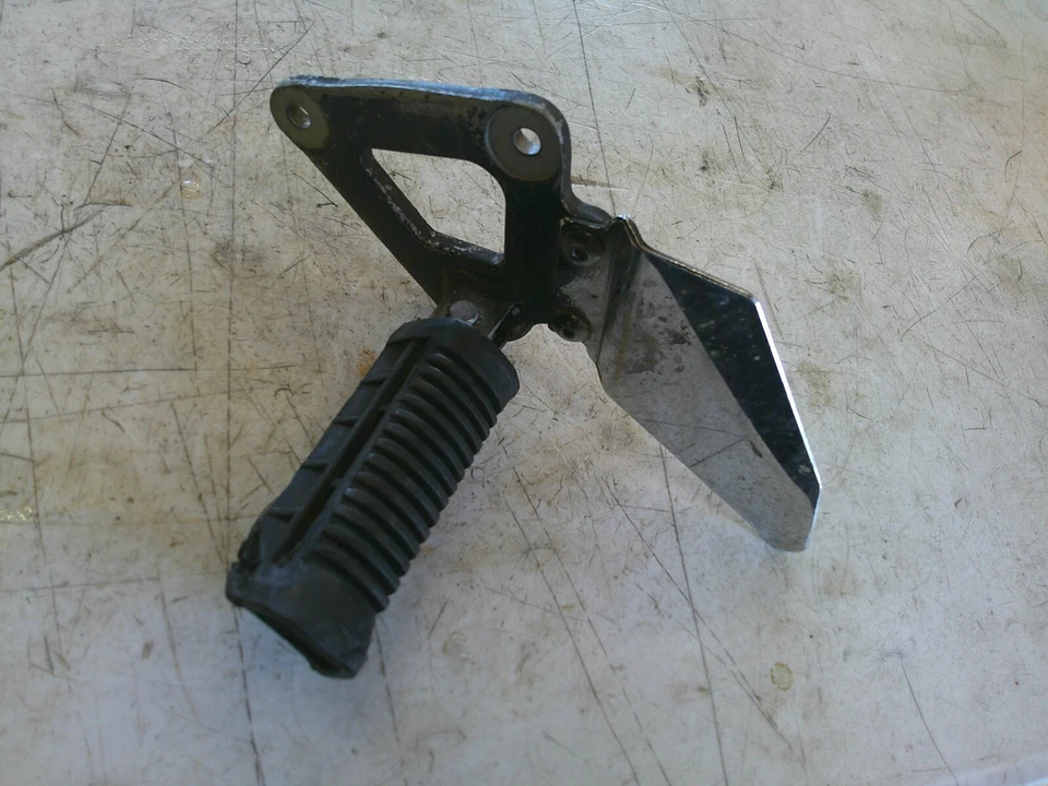 Reposapiés delantero izquierdo suzuki gs500e 1989-2000 Foto 3 de 4