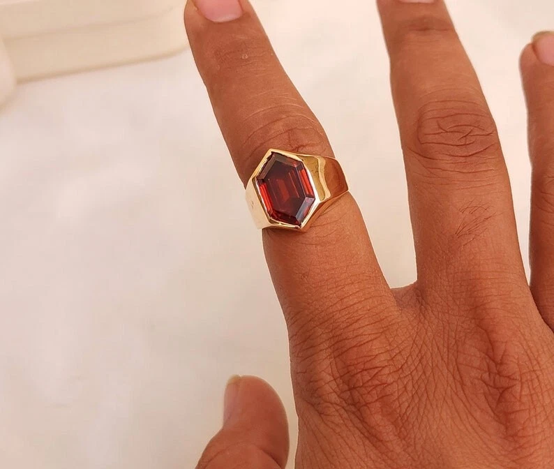 Anillo granate hexagonal chapado en oro para hombre piedra roja sello declaración joyería Foto 3 de 4