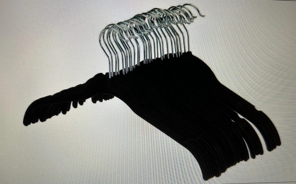 Amazon Basic Kleiderbügel Samtbezug schwarz für Oberteile/Kleider 30 Stk.