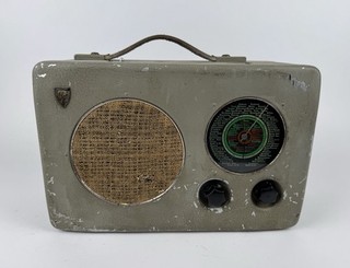 Röhrenradio Radione R2 Truppenbetreuungsempfänger Stahlröhren Österreich 1940er