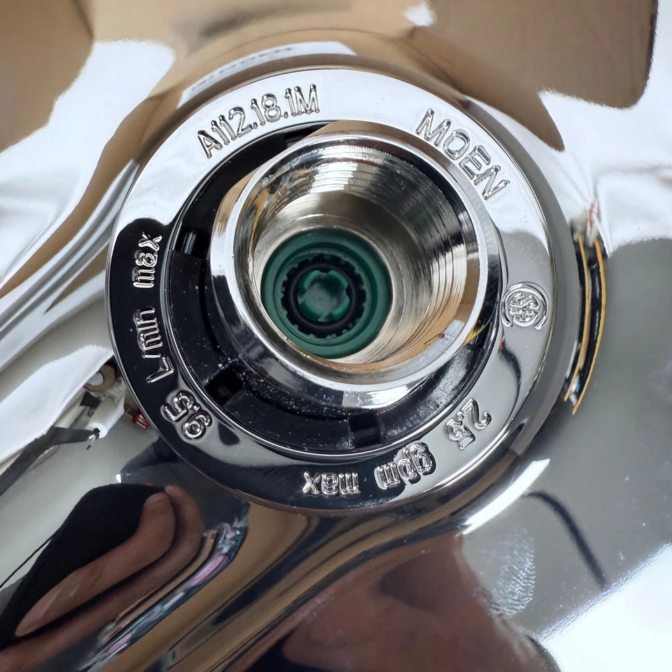 Moen Velocity S6320 铬淋浴淋浴喷头 2.5 GPM 最大全新开箱 — 第 2/4 张图片