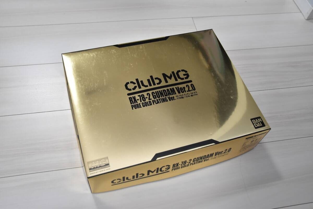 BANDAI RX-78-2 Gundam Ver.2.0 Pure Gold Plating Ver. 1/100 Club MG