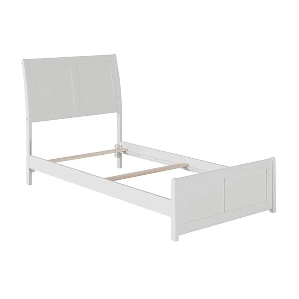 Cama doble tradicional de madera maciza Leo & Lacey con estribo y cargador USB en blanco Foto 3 de 4