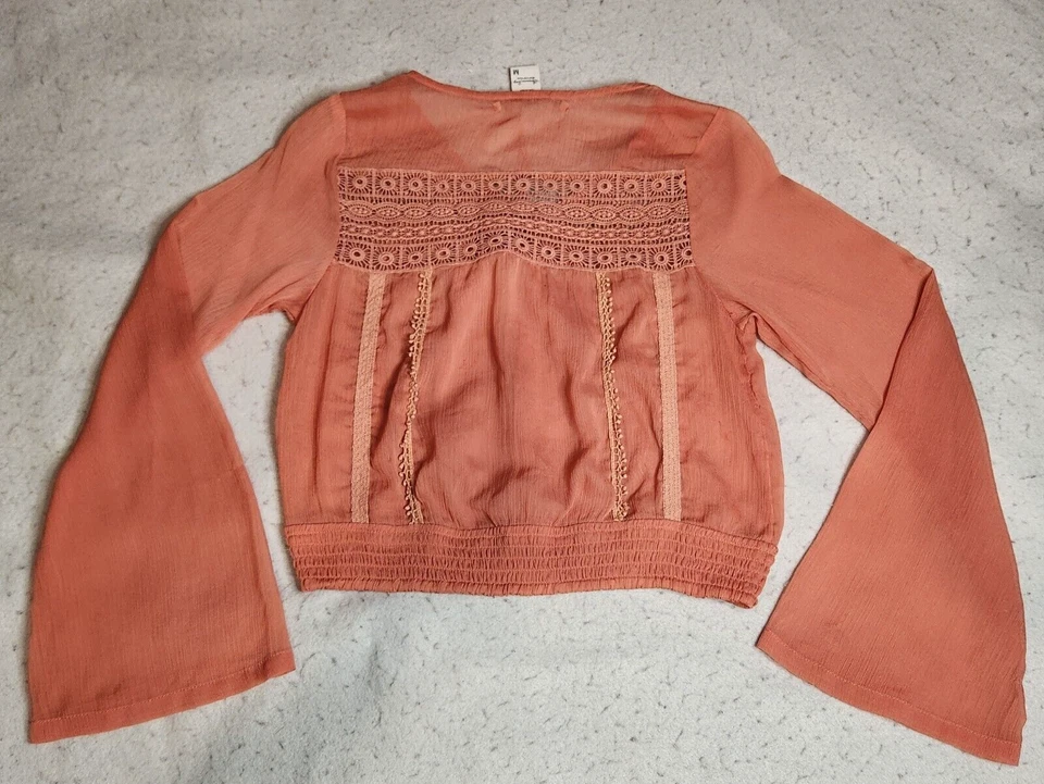 Blusa American Rag para mujer talla M melocotón encaje ribete cuello en V manga larga campesina Foto 3 de 4