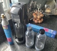 SodaStream Jet Wassersprudelbereiter mit zwei Gasflaschen