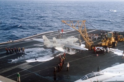F-14A TOMCAT CRANE RECOVERY USS KITTY HAWK 1984 4X6 PHOTO