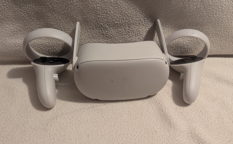 Meta Quest 2 VR With Touch Controllers (READ DESCRIPTION)