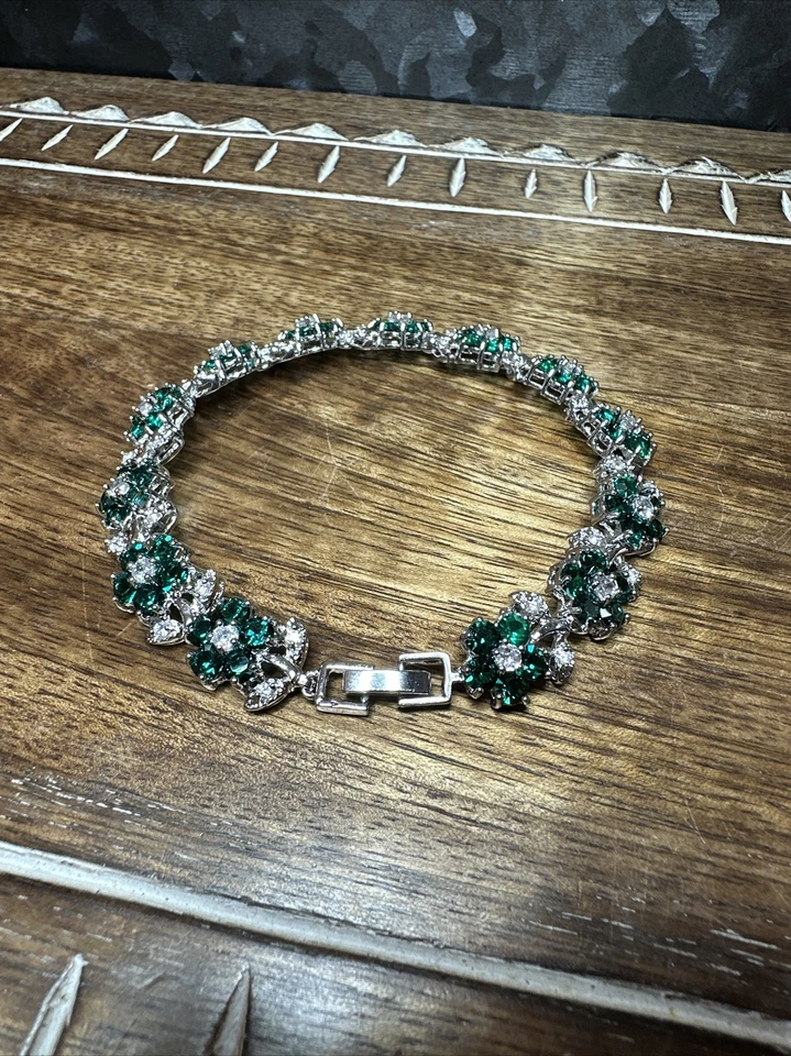 美丽的绿色花朵宝石模拟网球手链 8 英寸 — 第 4/4 张图片