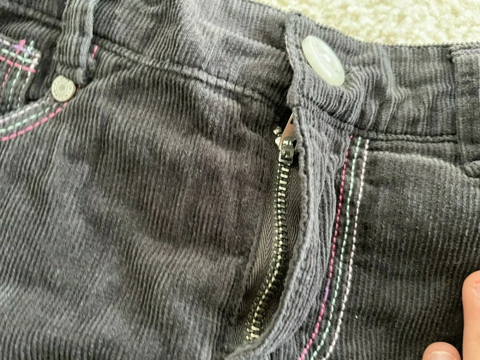 Saia de veludo preta, meninas de 6 a 7 anos, bordado floral, levemente usada  - Imagem 4 de 4