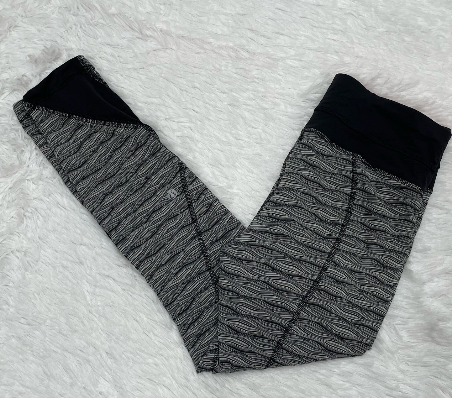 Lululemon Womens Size 4 Gray Black Crop Leggings with Zipped Pockets for Yoga Gym Running
