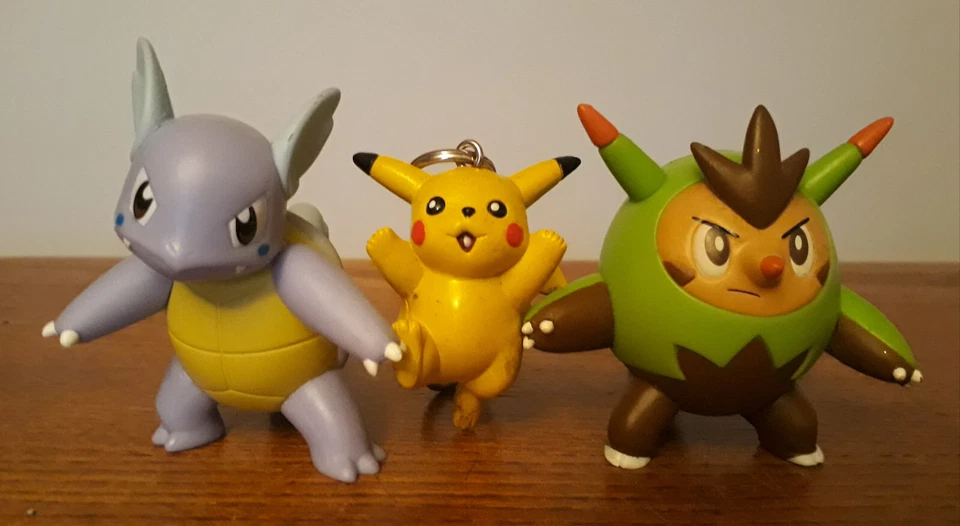 lot manga Pokémon noir et blanc + 3 figurines: Pokémon, Carbaffe et Boguérisse - Photo 2/4