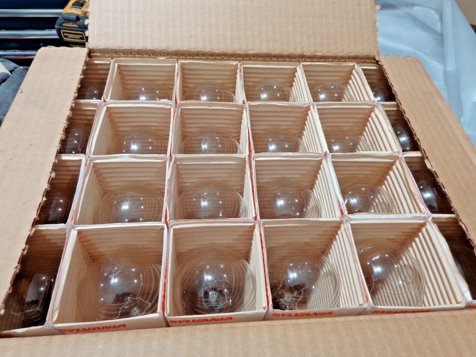 24 Sylvania 116A21/TS/8M/SS Clear 116W, 130V Traffic Signal, Rough Service Bulbs