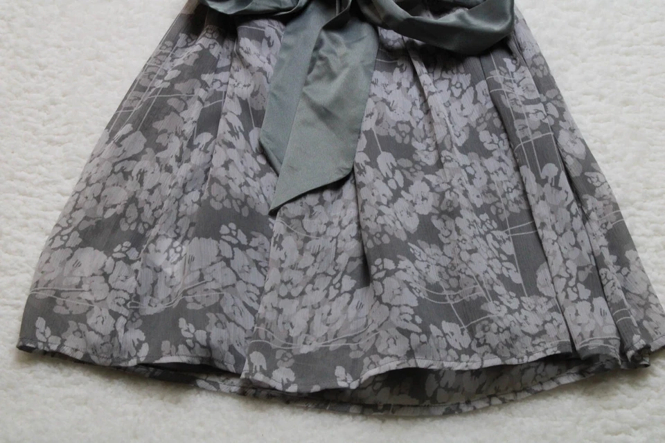 Vestido floral gris con cinturón talla pequeña To The Max para mujer Foto 2 de 4