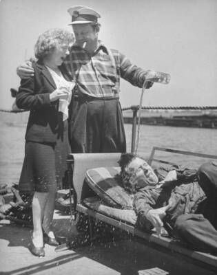Entertainer Burl Ives pouring beer on puppeteer Bil Baird duri- 1940s Old Photo
