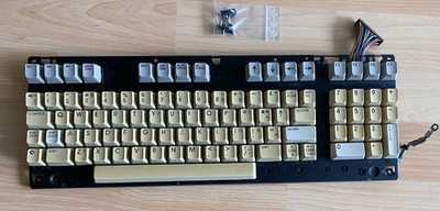 Commodore C128 Mitsumi Keyboard with screws, works, working