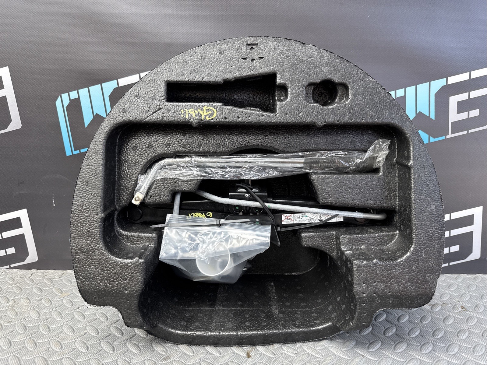 🔥2014-2024 Maserati Quattroporte M156 Ghibli Emergency Spare Tire Jack Tool Kit