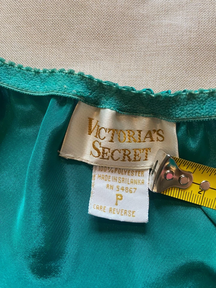 Conjunto de camisola satinada vintage Victoria's Secret etiqueta dorada verde corte alto P petite Foto 4 de 4