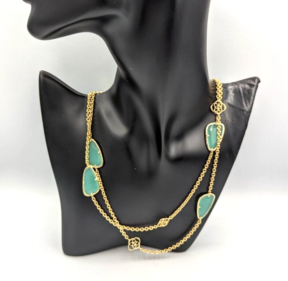 Kendra Scott Kinley Tono Dorado Collar Largo Logo y Piedras de Calcedonia Estaciones Foto 2 de 4