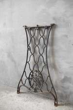 Antiker französischer Nähmaschinentisch mit Eisendekoration Metall Gartenarbeit