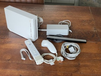 Nintendo Wii Weiß Konsole mit Offizieller Fernbedienung & Kabeln / Funktioniert