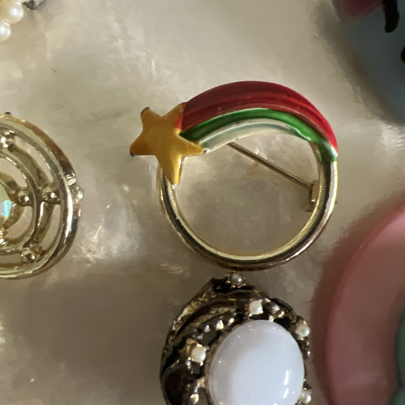 Lot Of 32 Vintage Brooches Pins Various Sizes and Style only one missing stones