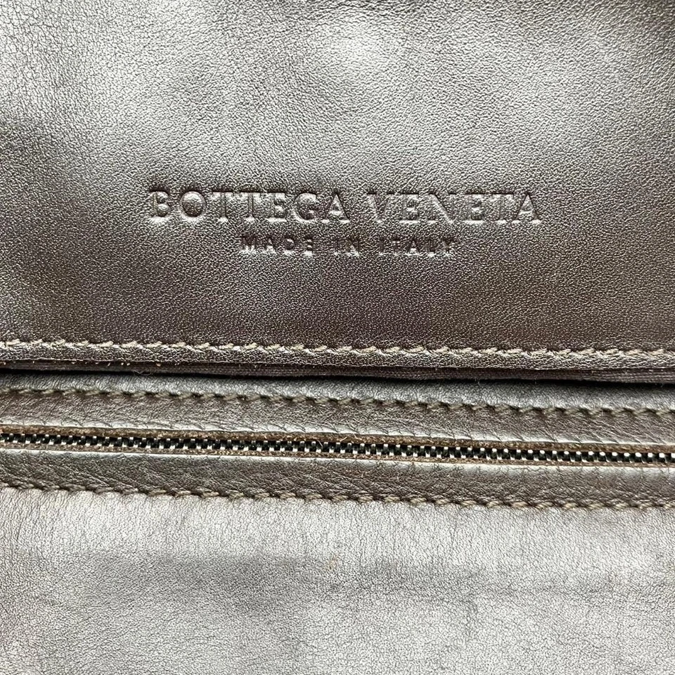 Bolso de hombro bandolera de cuero marrón oscuro Bottega Veneta Intrecciato para hombre Foto 3 de 4