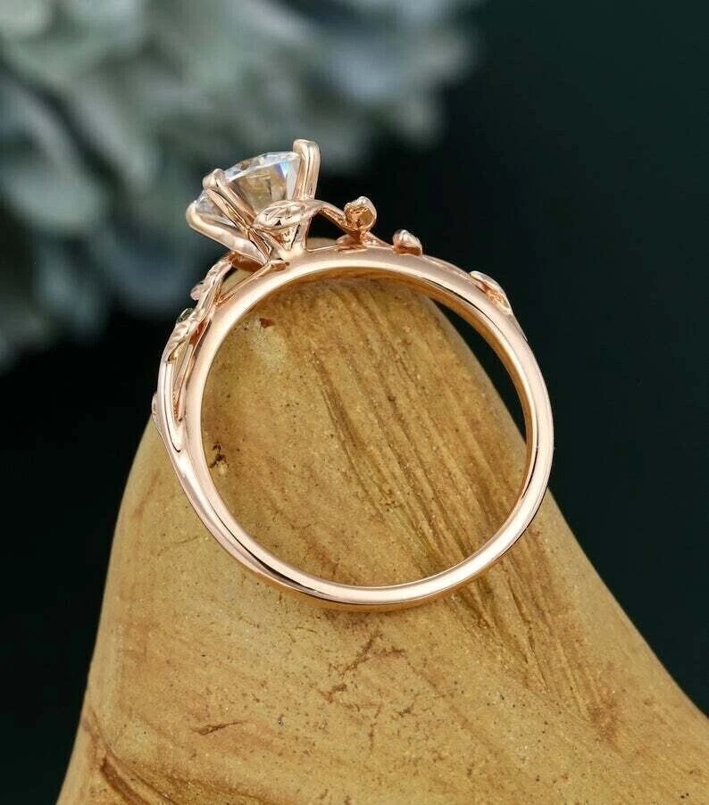 14k 镀玫瑰金 3 克拉圆形切割模拟钻石单颗订婚戒指 — 第 4/4 张图片