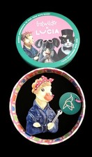 2025 Erstwilder Brosche, "Fleißige Ente " entworfen von Lucia Heffernan