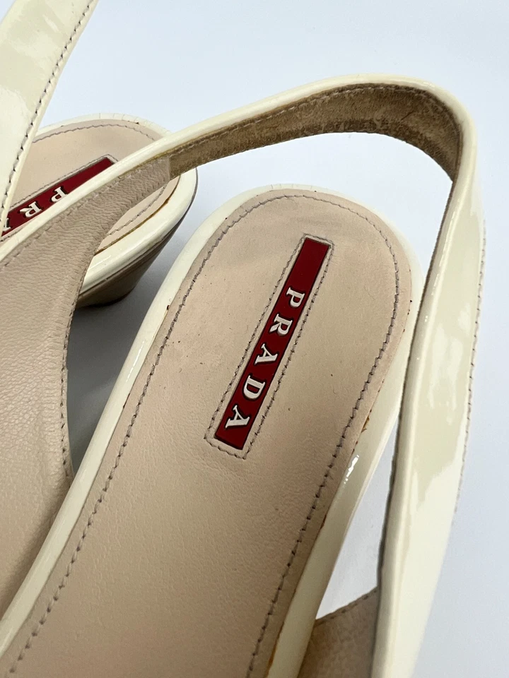 Sandálias Prada de couro envernizado salto gatinho 39 UE EUA 9 creme marfim - Imagem 4 de 4