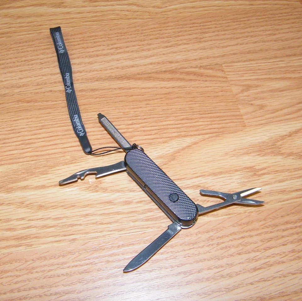 Genuine Columbia 10-Function Tool / Pocket Knife With Red Light **NEW-READ**  - Image 3 of 4