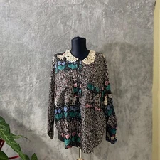 Code 7 NY Blouse Size Medium lace Peter Pan Collar Novlety print Career Top LS