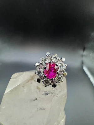 Eleganter Entourage-Ring in 18 Karat Weißgold mit leuchtendem Rubin & Brillanten - Bild 1 von 4