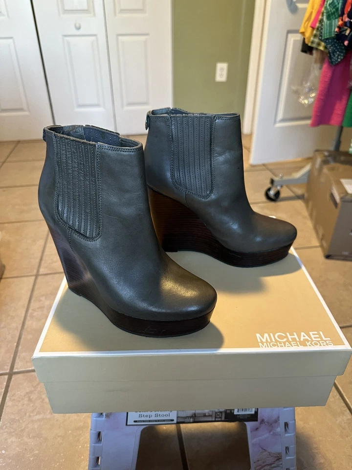 Bota de cuña Michael kors cuero Emory modelo 40F2EMHE7L gris oscuro talla 7M Foto 4 de 4