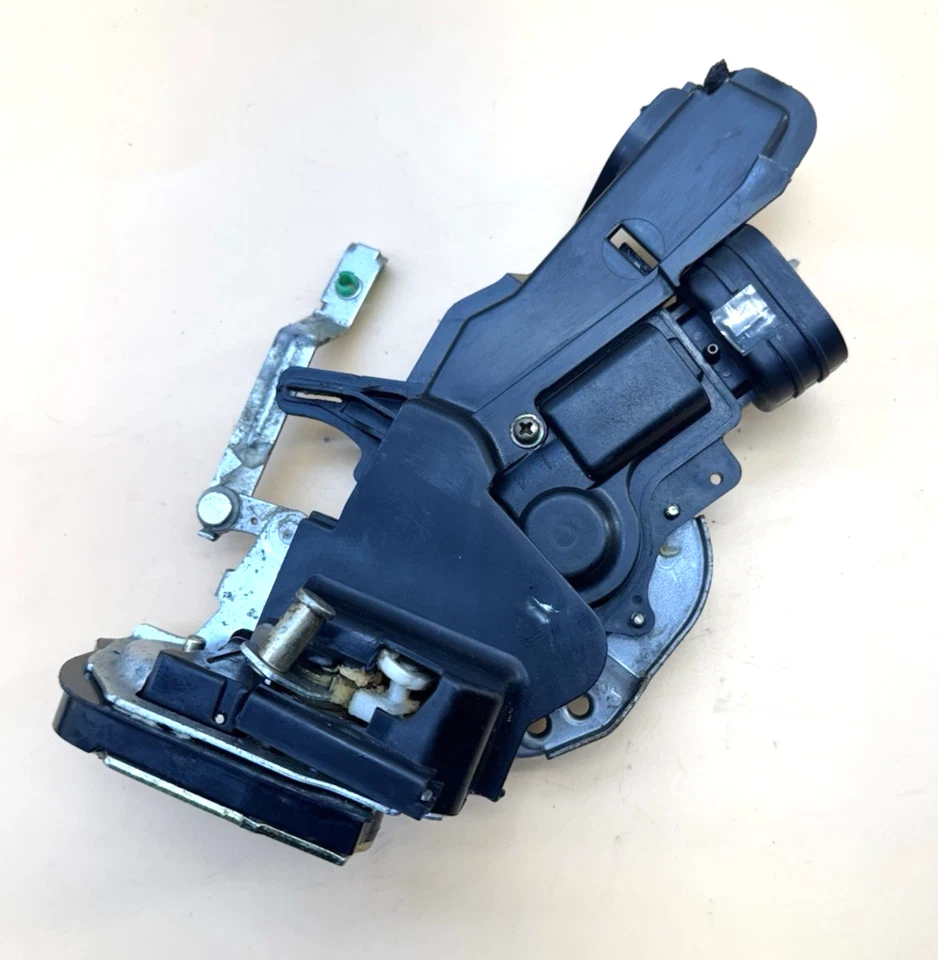 Actuador de bloqueo eléctrico pestillo puerta derecha pasajero trasero Toyota Camry sedán 97-01 OEM Foto 3 de 4